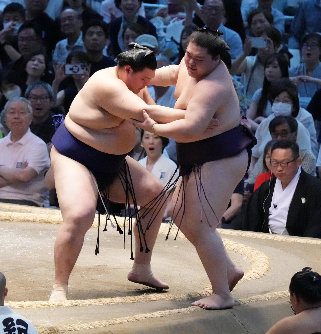 大の里（左）は王鵬をよりきりで下す（撮影・森本幸一）