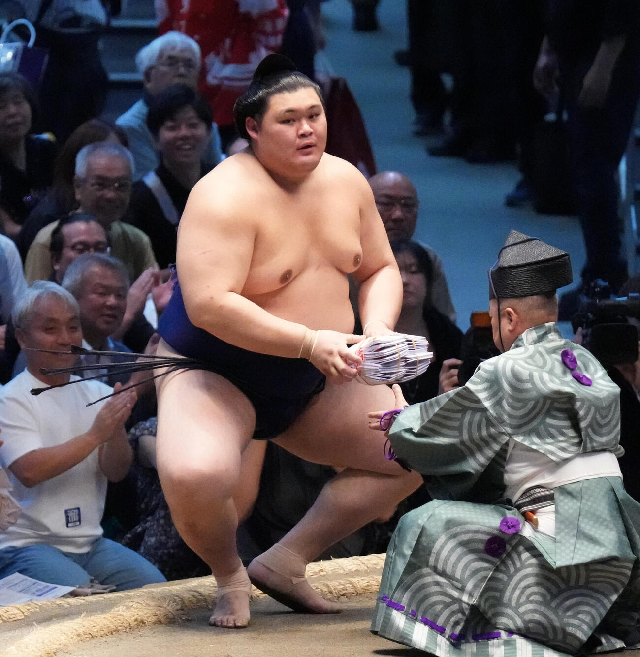 大の里は王鵬をよりきりで下し懸賞を手にする（撮影・森本幸一）