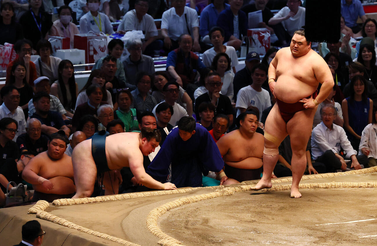 安青錦（左）は押し出しで隆の勝を破ったが最後は土俵下へ落ちてしまう（撮影・加藤哉）