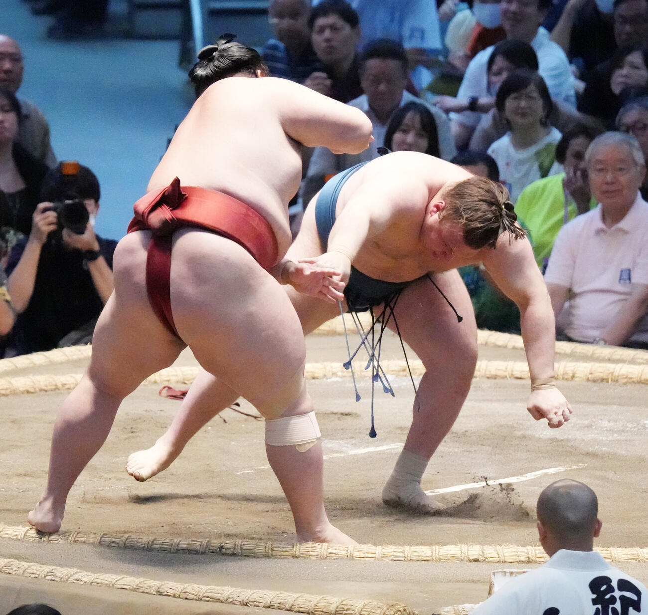 安青錦（右）は隆の勝を押し出しで破る（撮影・森本幸一）