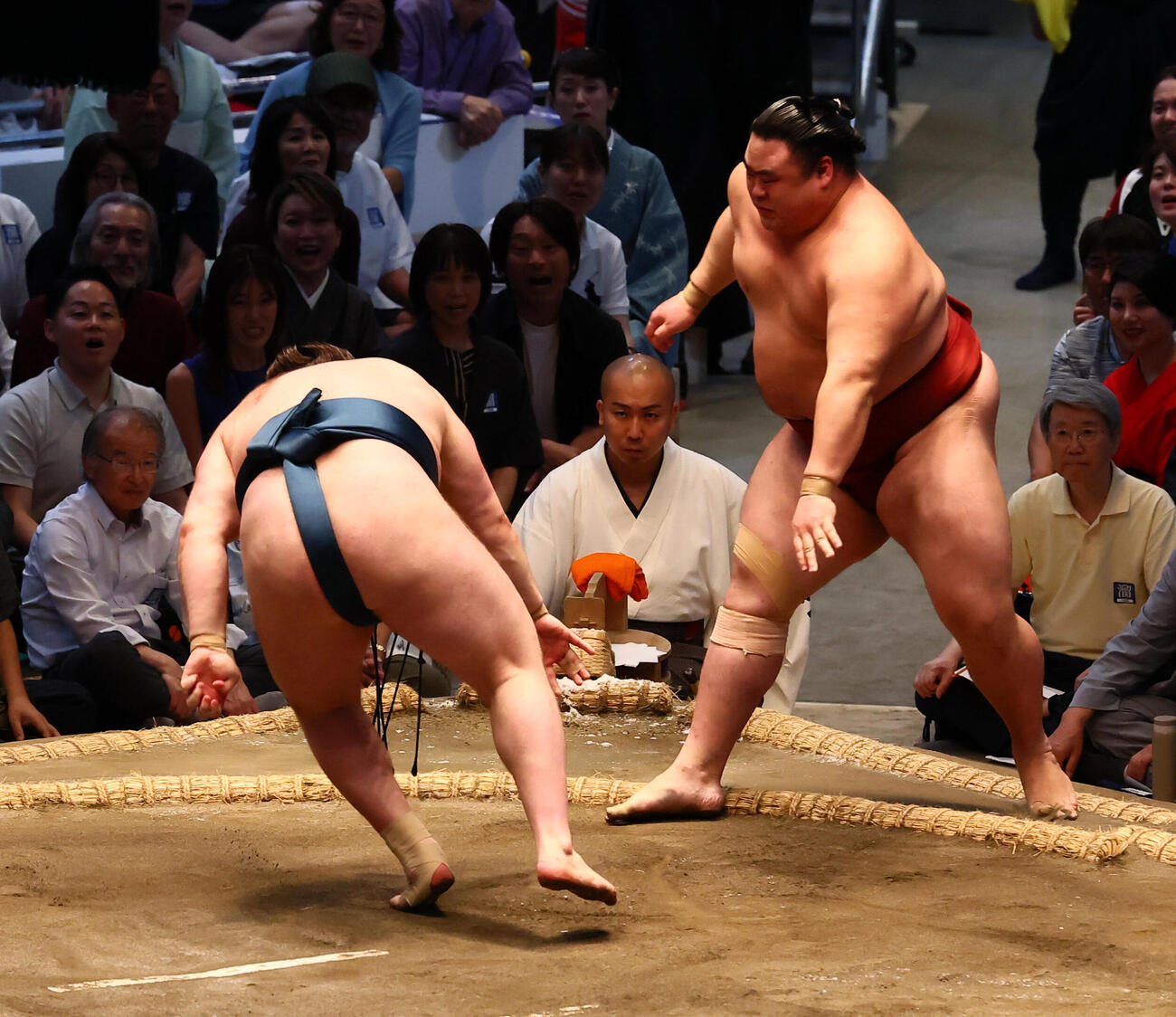 安青錦（左）は押し出しで隆の勝を破る（撮影・加藤哉）