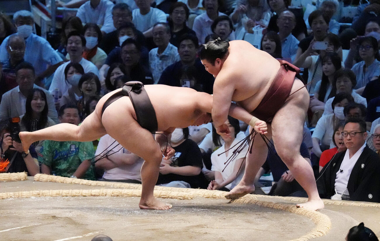 霧島（左）は熱海富士を押し出しで破る（撮影・森本幸一）