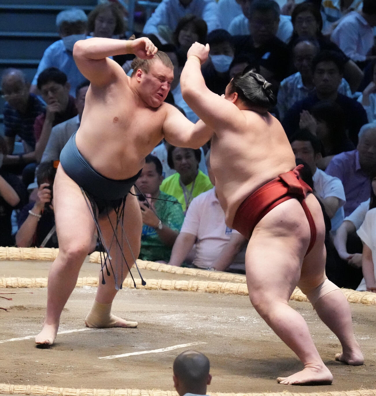 安青錦（左）は隆の勝を激しく攻める（撮影・森本幸一）