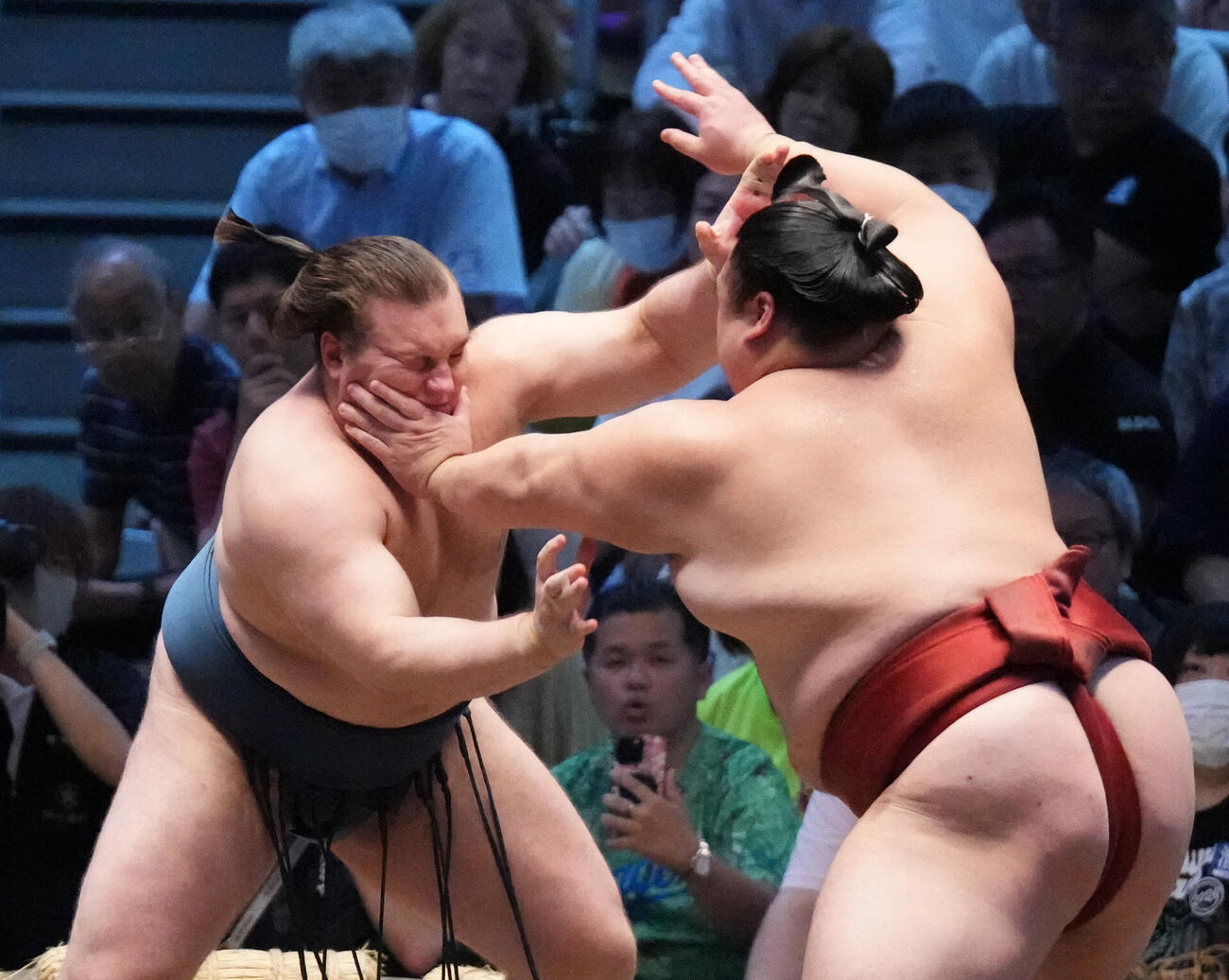 安青錦（左）は隆の勝を激しく攻める（撮影・森本幸一）