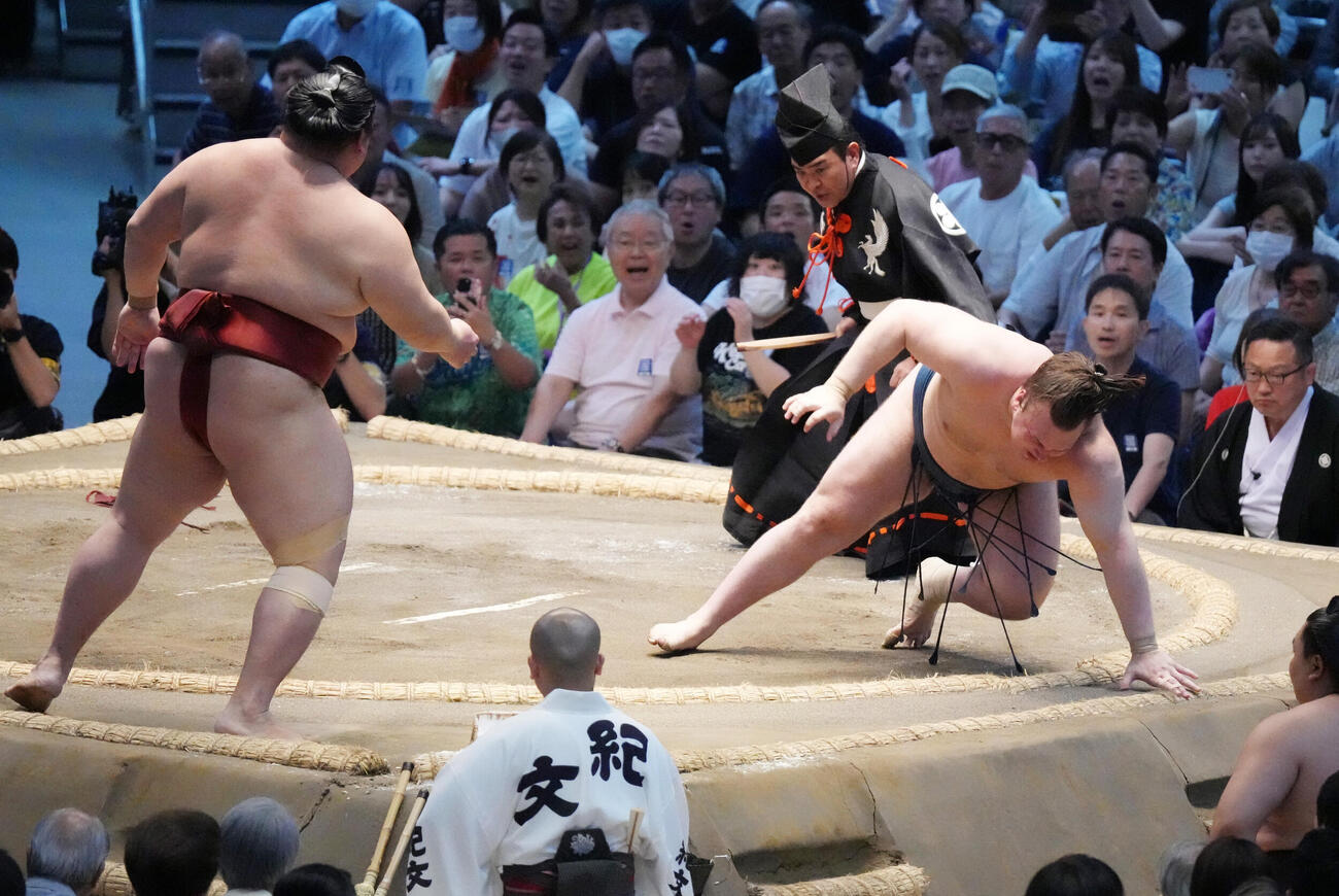 安青錦（右）は隆の勝を押し出しで破る（撮影・森本幸一）