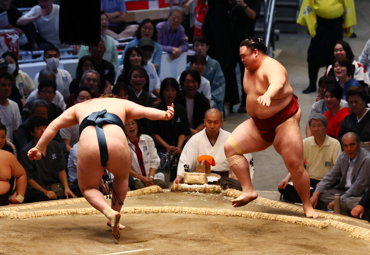 安青錦（左）は押し出しで隆の勝を破る（撮影・加藤哉）