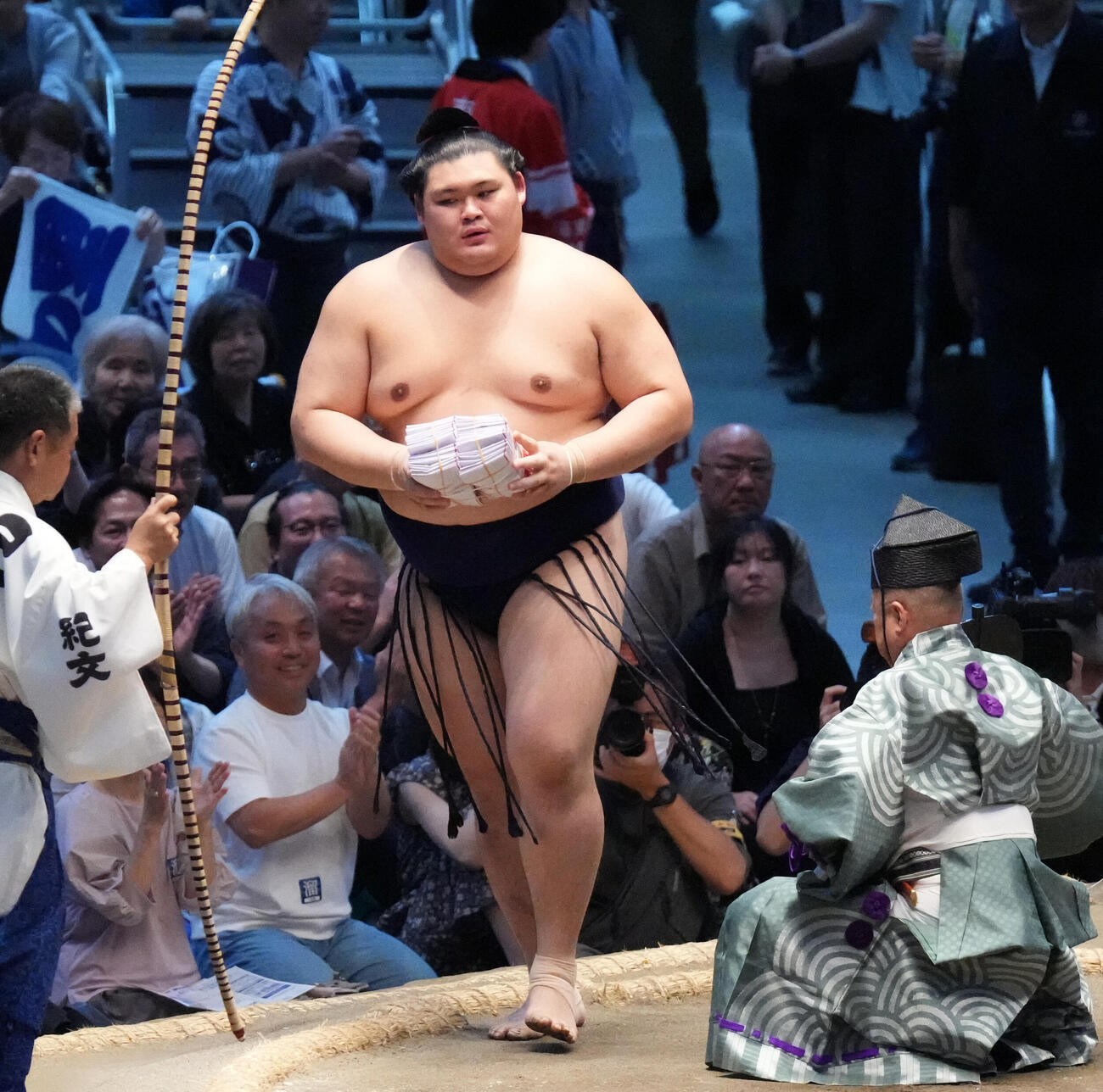 大の里は王鵬をよりきりで下し懸賞を手にする（撮影・森本幸一）