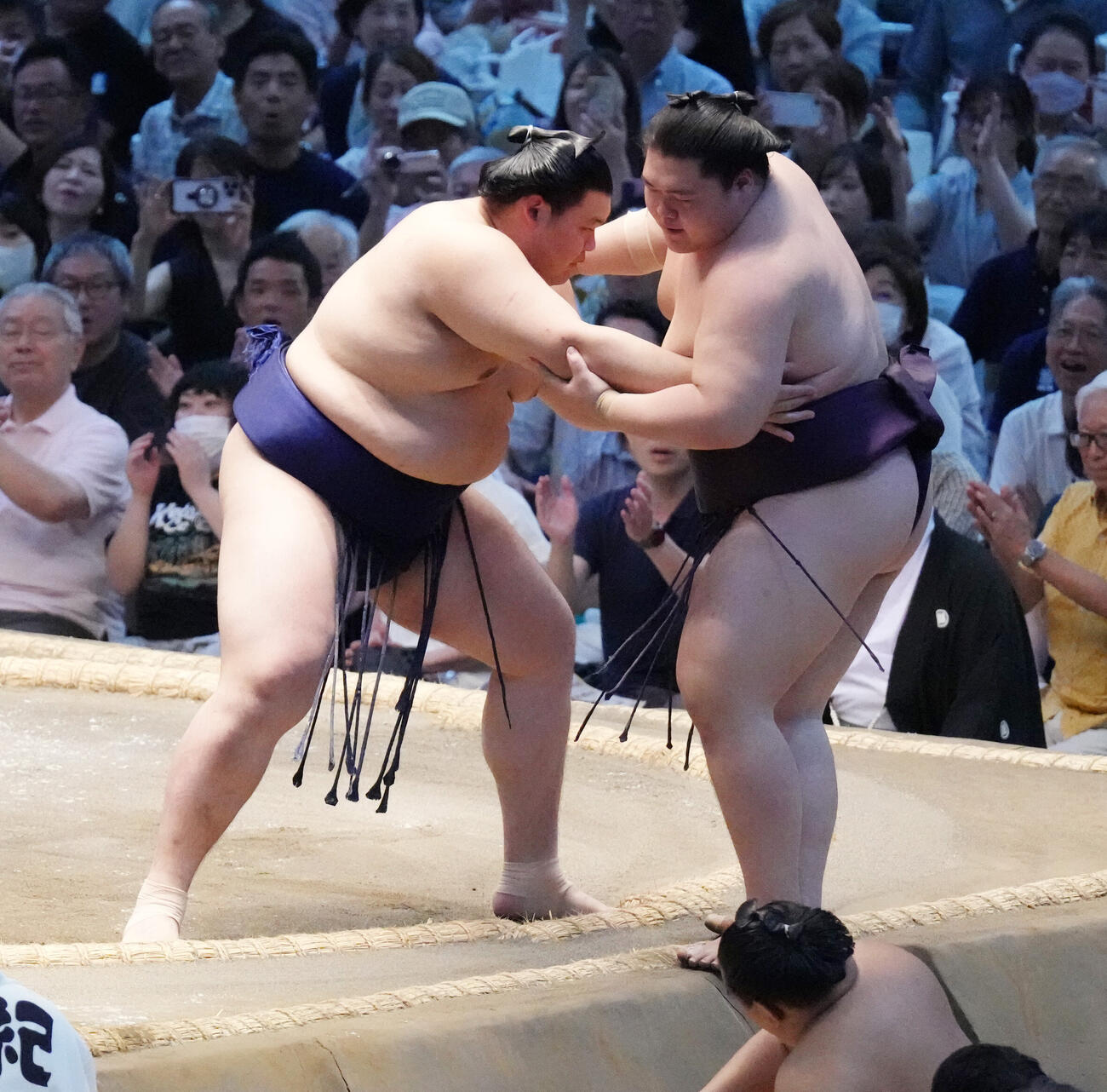 大の里（左）は王鵬をよりきりで下す（撮影・森本幸一）