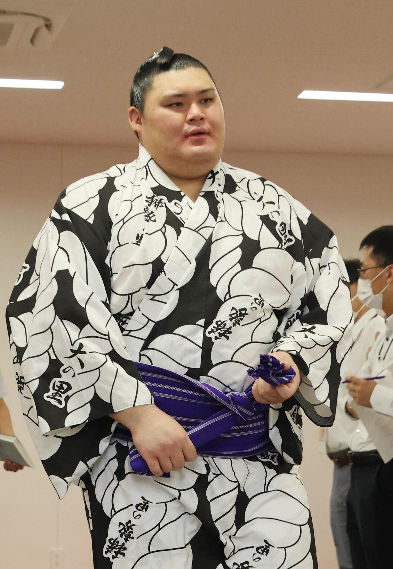 取り組みを終え支度部屋を引き揚げる大の里（代表撮影）