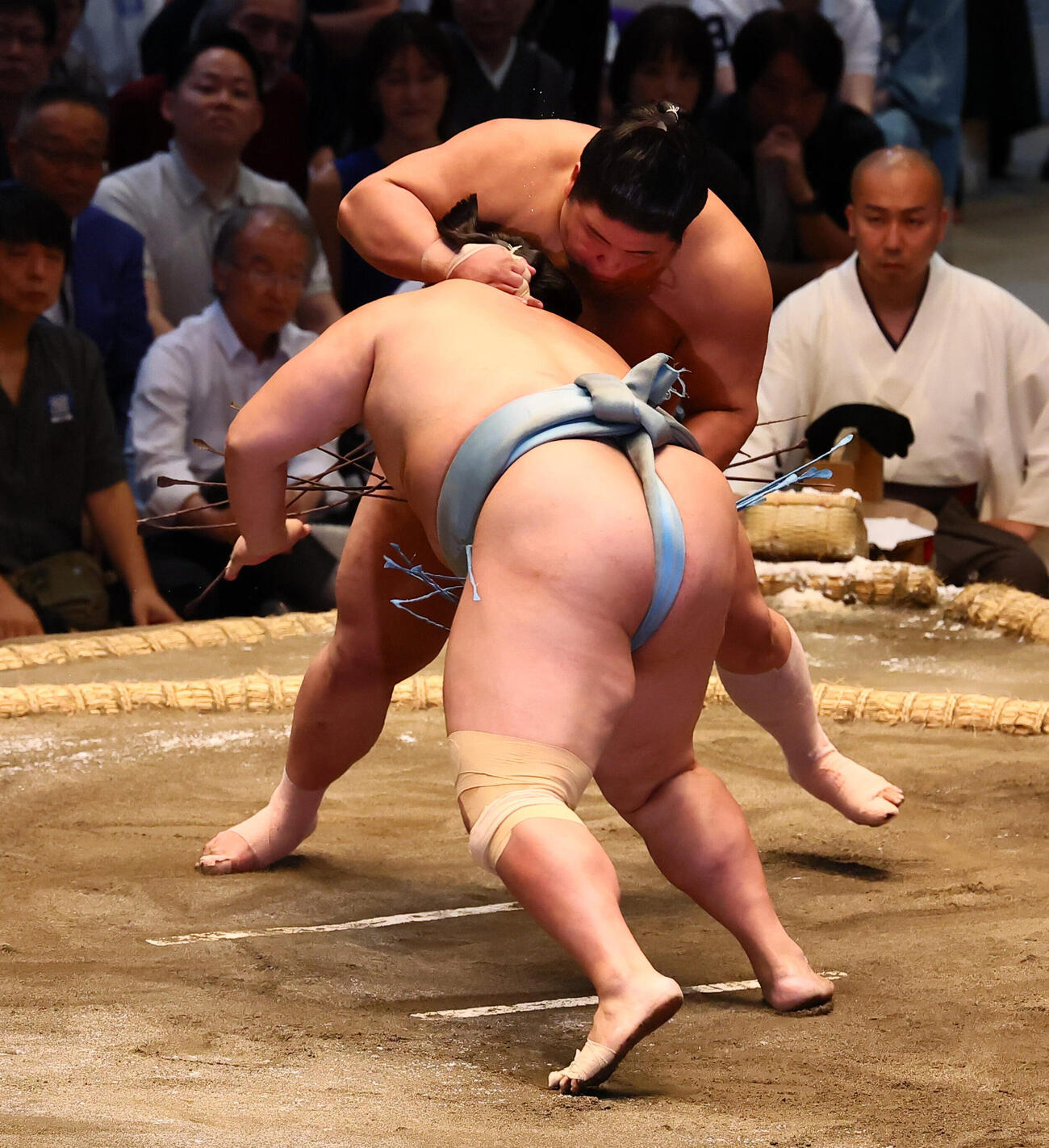 伯乃富士（左）は突き落としで琴勝峰を破る（撮影・加藤哉）