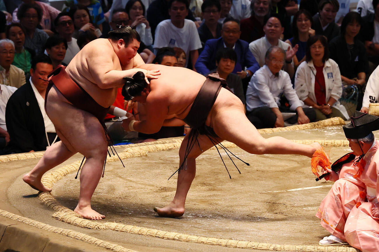 霧島は押し出しで熱海富士を下す（撮影・加藤哉）