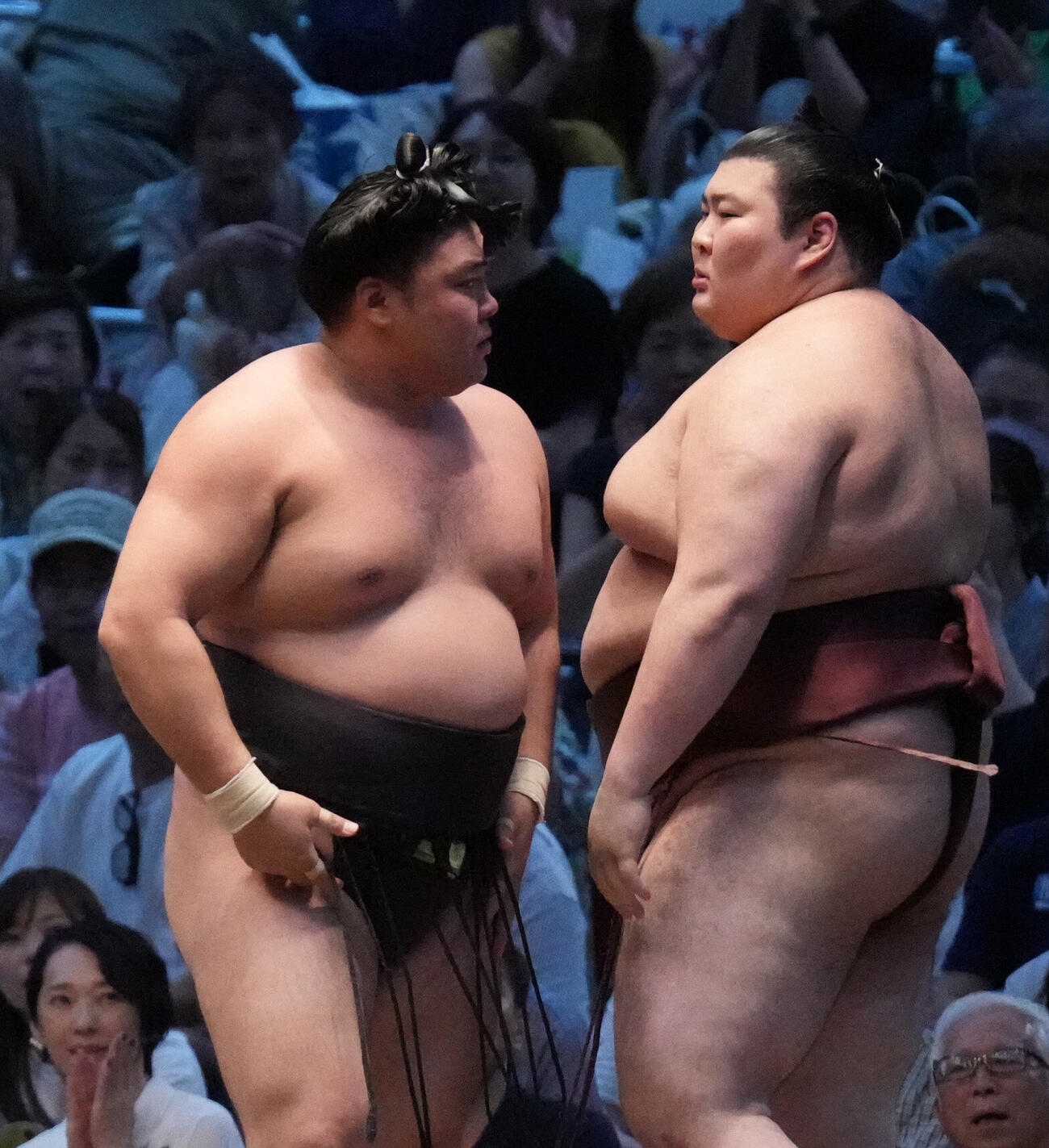 霧島（左）は熱海富士を押し出しで破りにらみ合う（撮影・森本幸一）