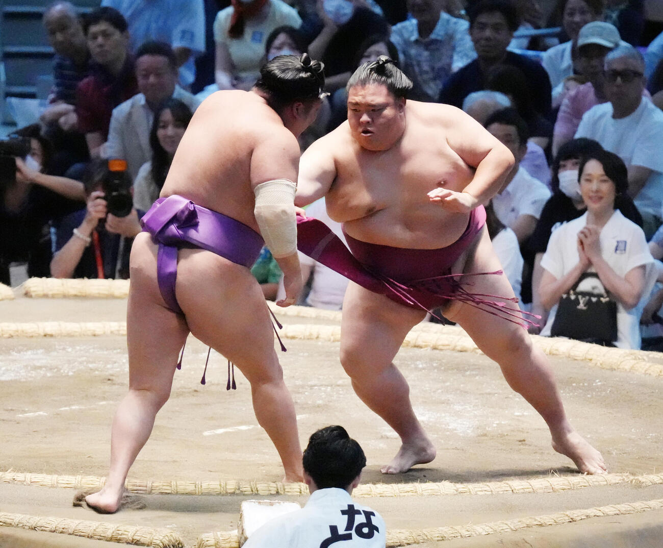 御嶽海（右）は尊富士を押し出しで破る（撮影・森本幸一）