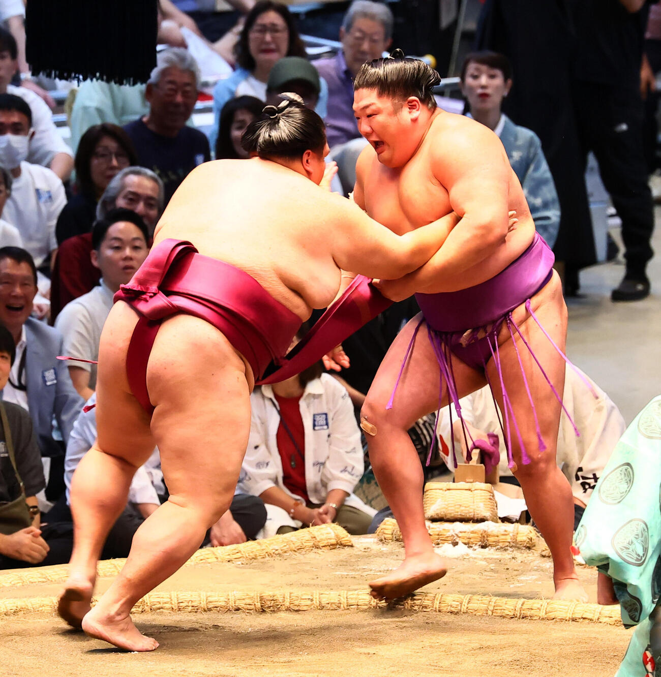 御嶽海（左）は尊富士を押し出しで破る（撮影・加藤哉）