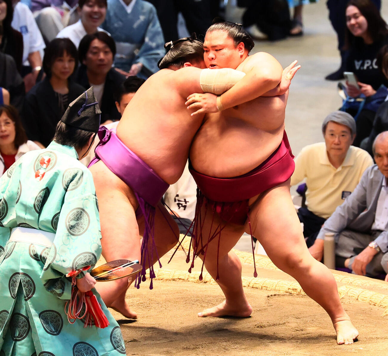 御嶽海（右）は尊富士を押し出しで破る（撮影・加藤哉）