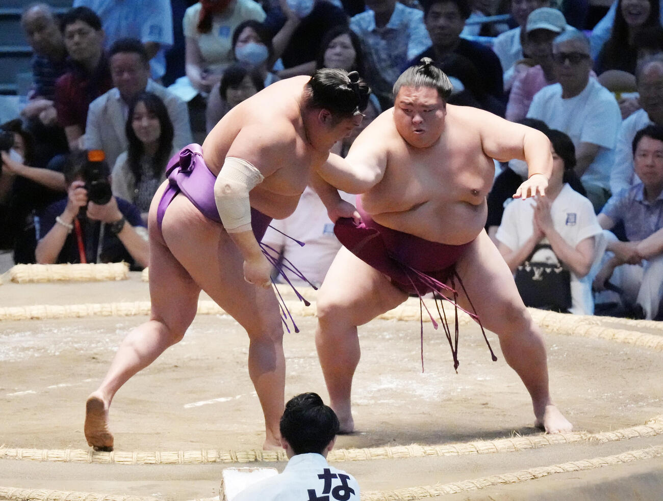 御嶽海（右）は尊富士を押し出しで破る（撮影・森本幸一）