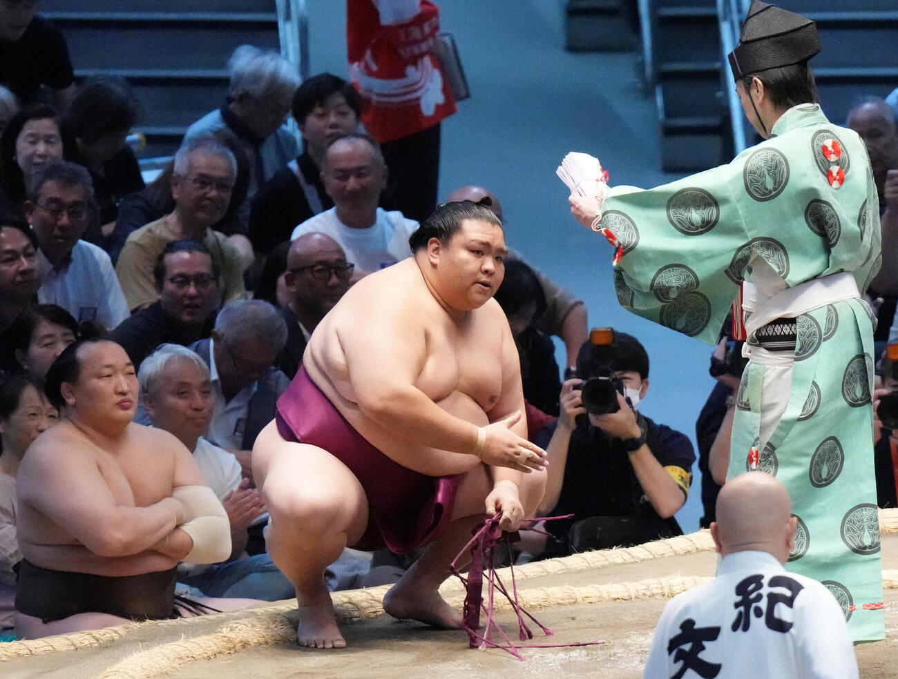 御嶽海（中央）は尊富士を押し出しで破り勝ち名乗りを受ける（撮影・森本幸一）