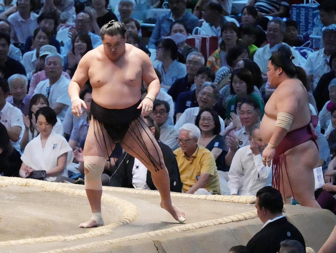 豊昇龍（左）は大栄翔を押し出しで下す（撮影・森本幸一）