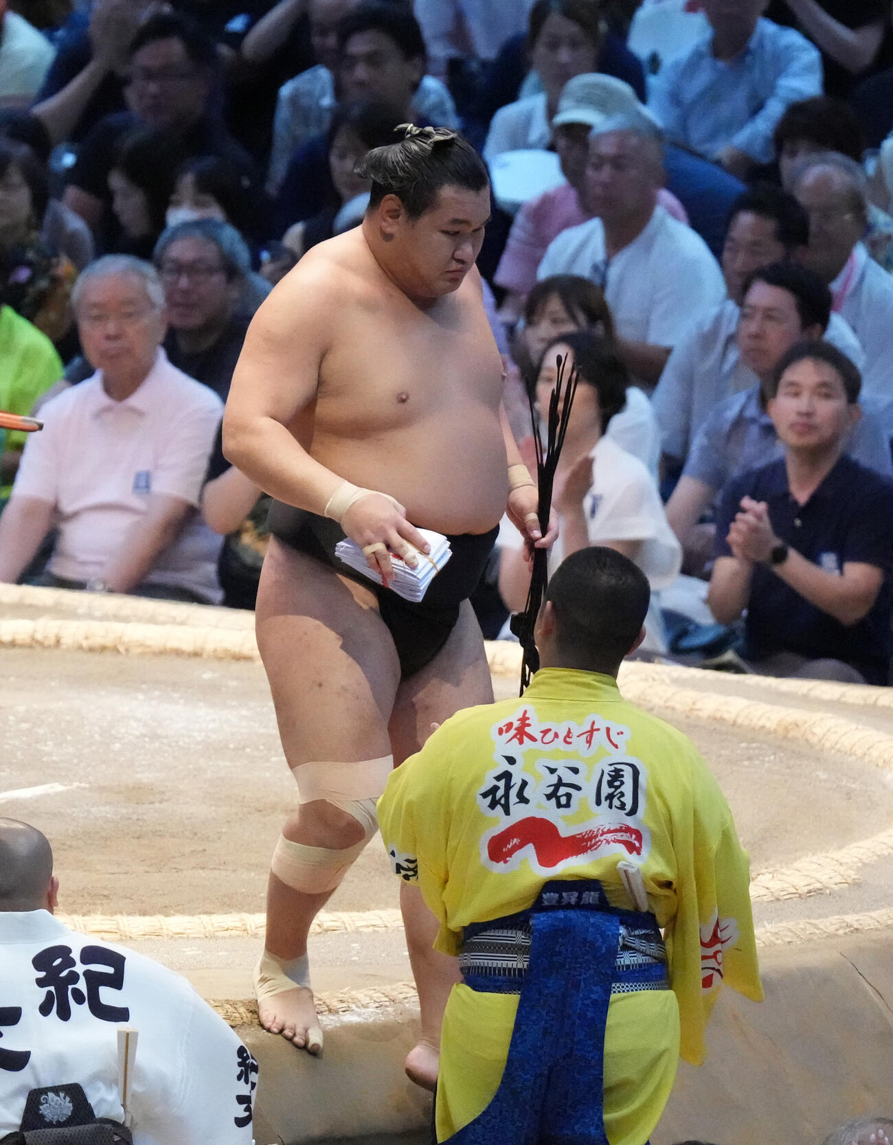 豊昇龍は大栄翔を下し懸賞を手に土俵を降りる（撮影・森本幸一）