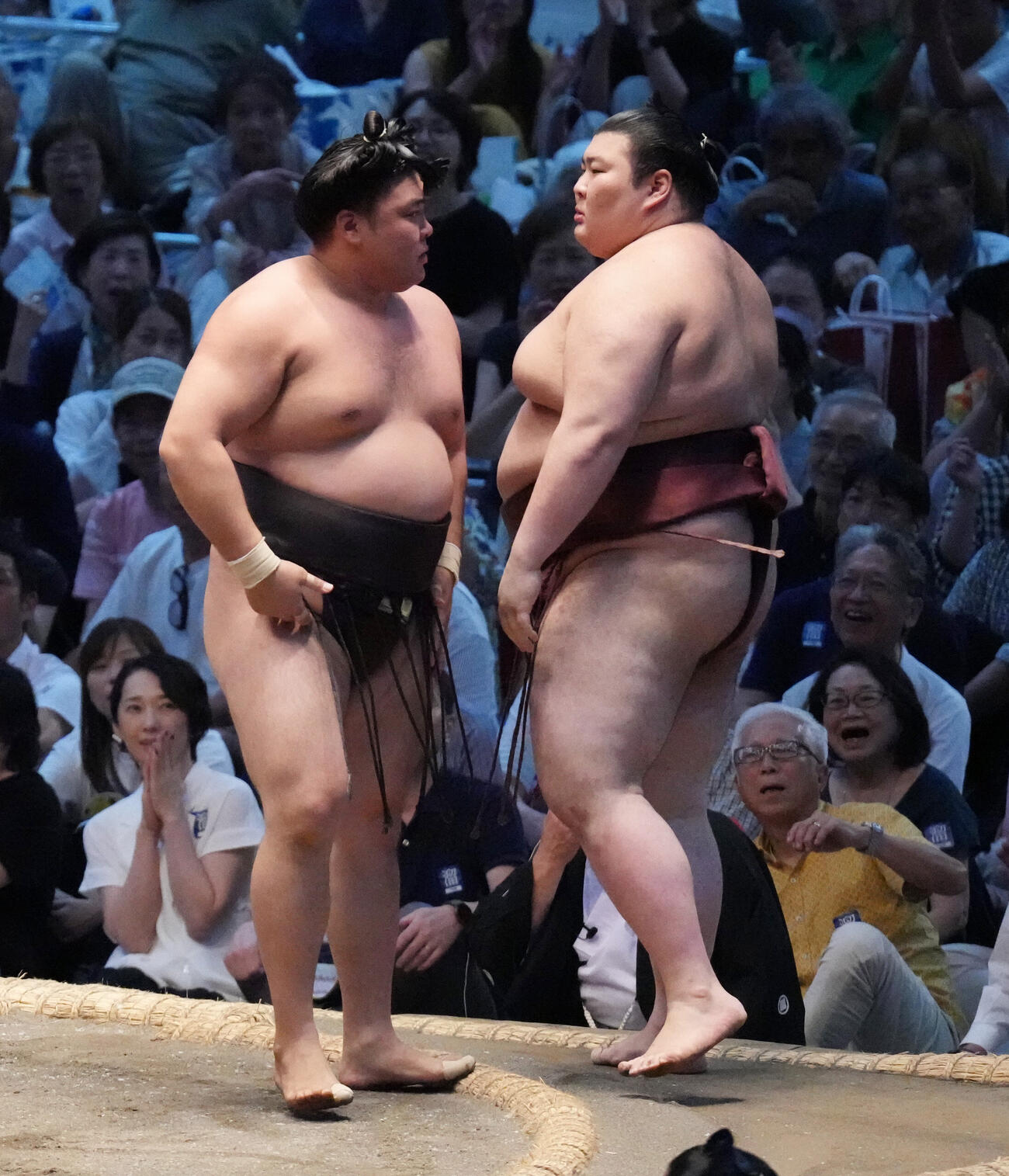 霧島（左）は熱海富士を押し出しで破る（撮影・森本幸一）