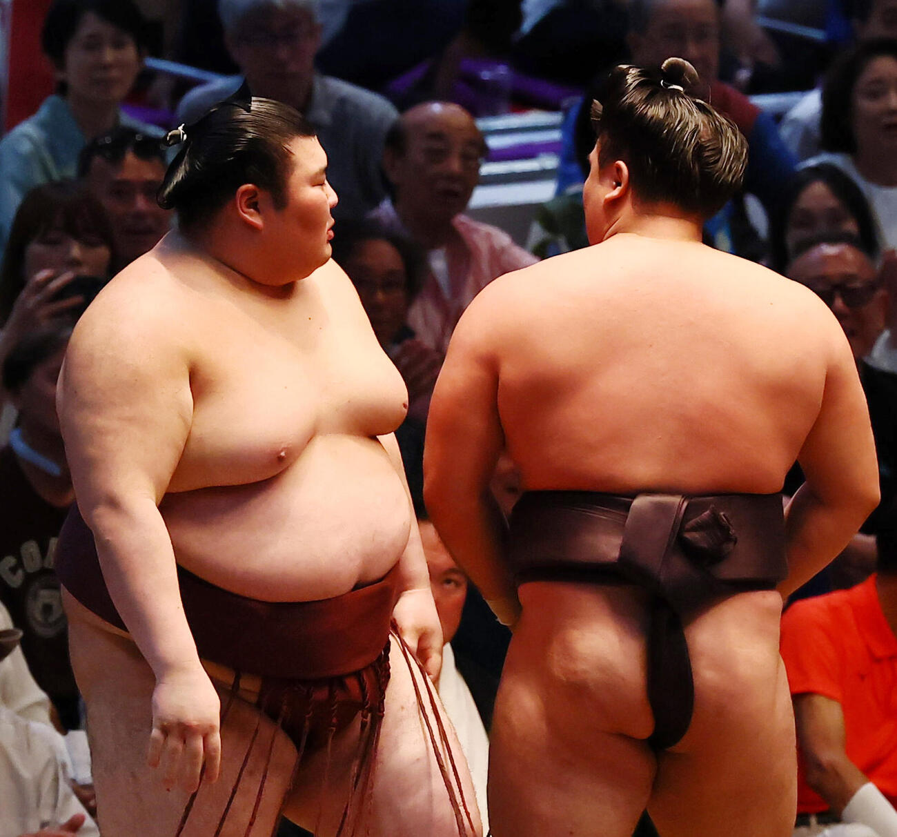 霧島は押し出しで熱海富士（左）を下し両者にらみ合う場面も（撮影・加藤哉）