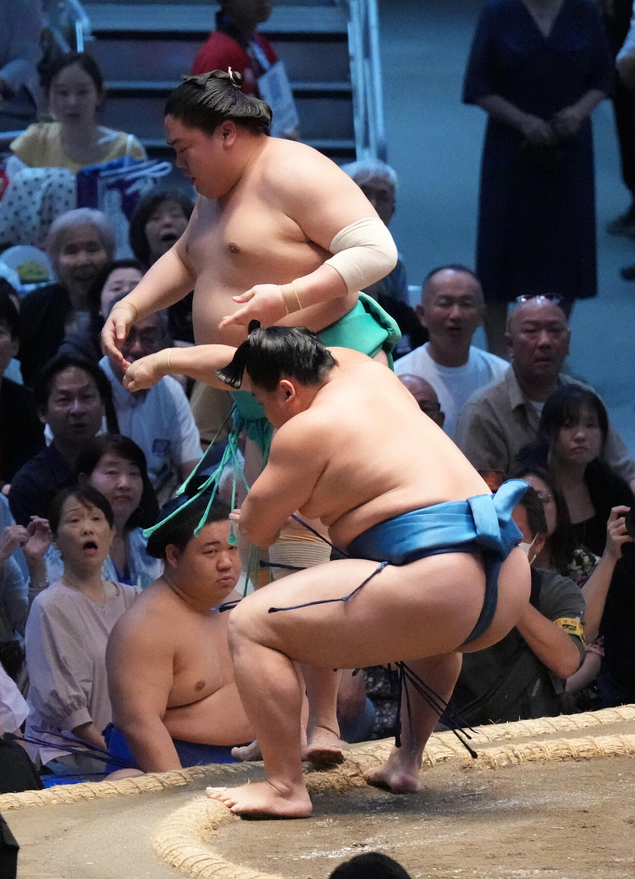 琴栄峰（手前）は一山本を押し出しで破る（撮影・森本幸一）