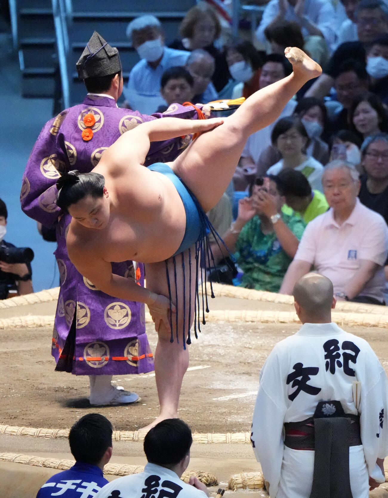琴栄峰は土俵に上がり所作をする（撮影・森本幸一）