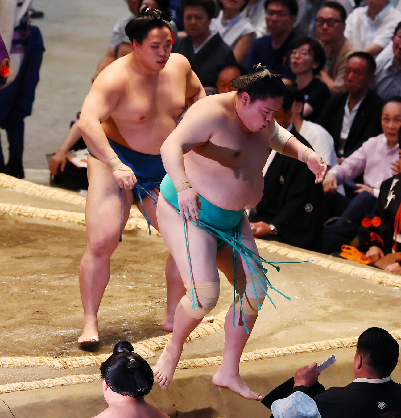 琴栄峰(左）は押し出しで一山本を破る（撮影・加藤哉）