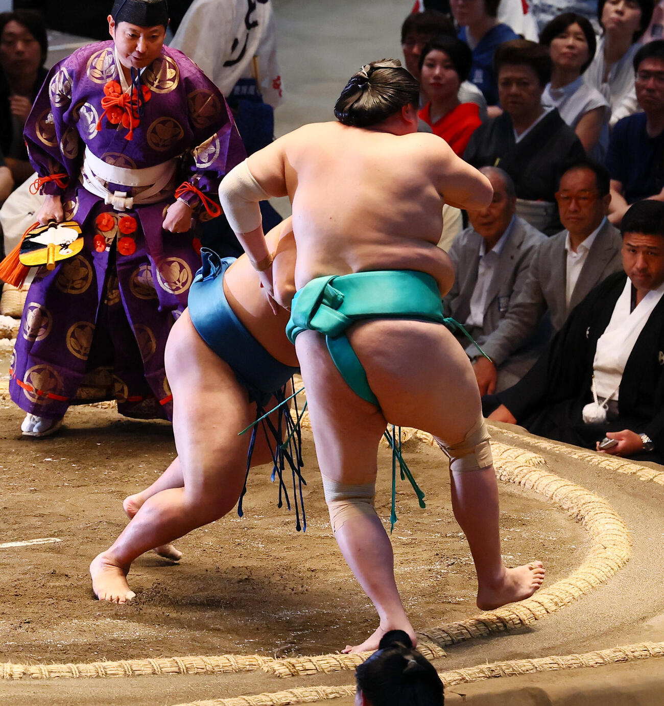 琴栄峰（左）は押し出しで一山本を破る（撮影・加藤哉）