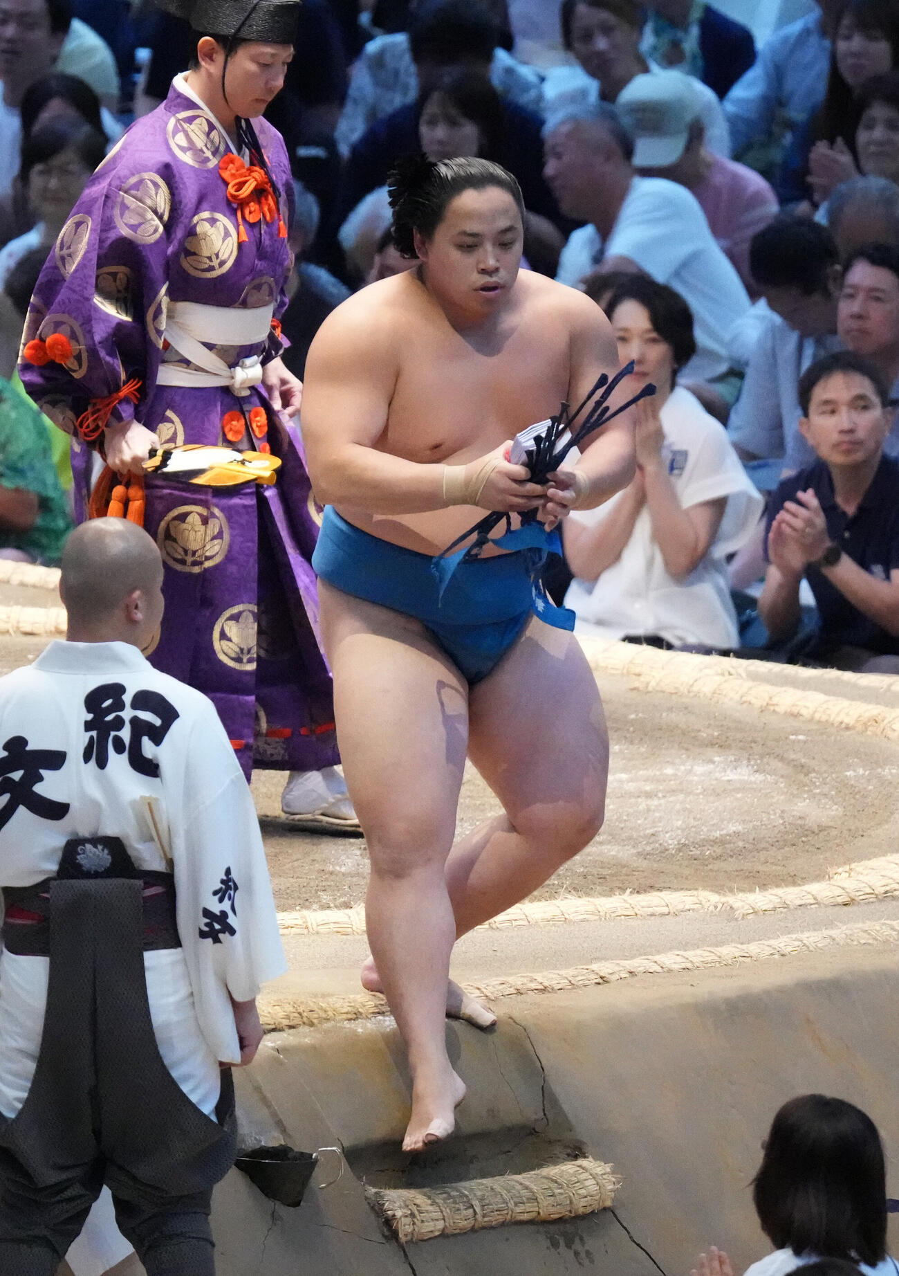 琴栄峰は一山本を押し出しで破り懸賞を手に土俵を降りる（撮影・森本幸一）