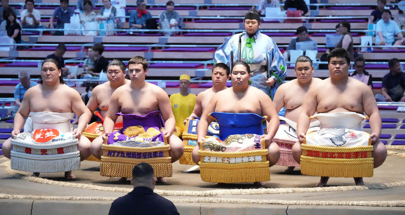 新序出世披露左から城勝雄、天岳富士、栄誠、山口、北勝、田所、井上（撮影・森本幸一）
