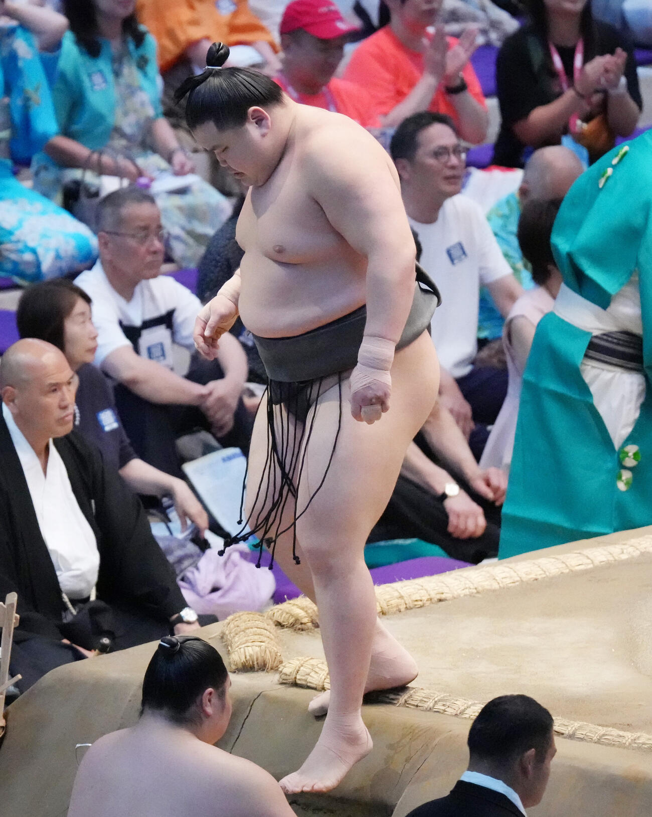 旭富士は生田目に突き出しで敗れ土俵を降りる（撮影・森本幸一）