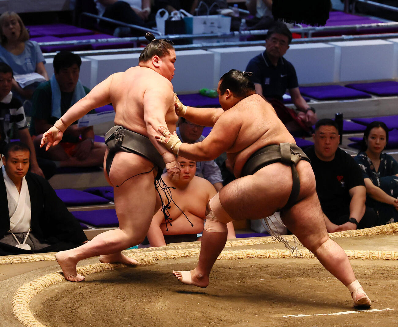 生田目（右）は突き出しで旭富士を破る（撮影・加藤哉）