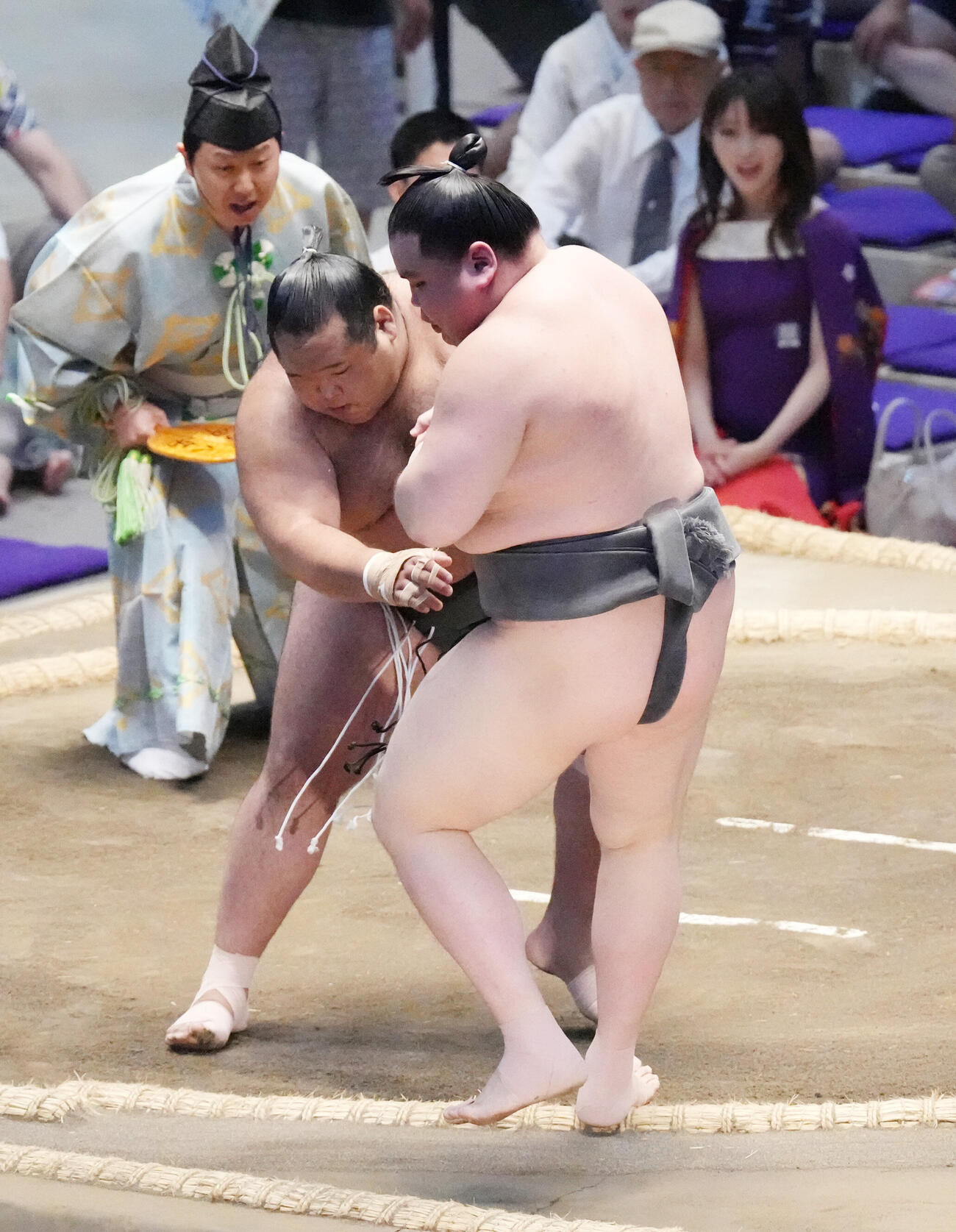 旭富士（右）は生田目に突き出しで敗れる（撮影・森本幸一）