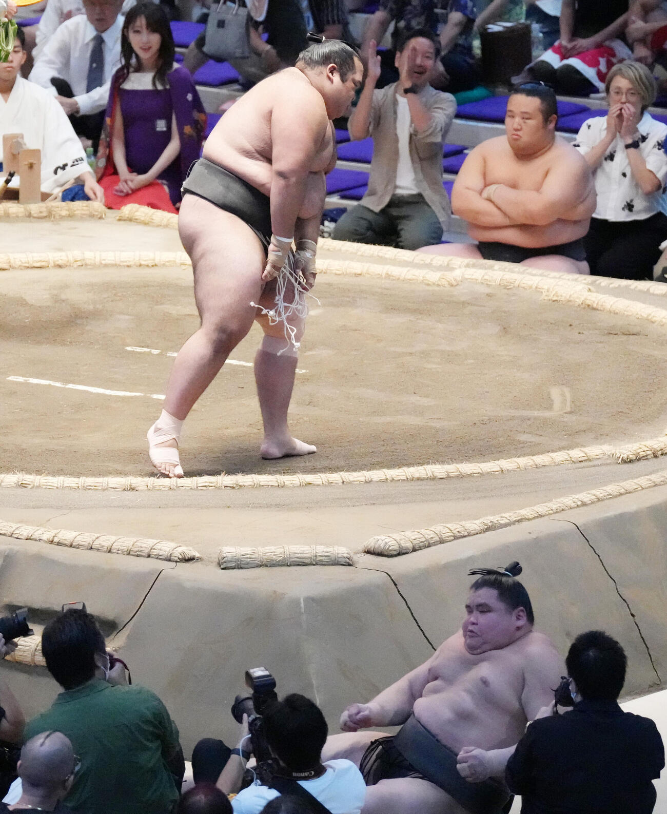旭富士（下）は生田目に突き出しで敗れる（撮影・森本幸一）