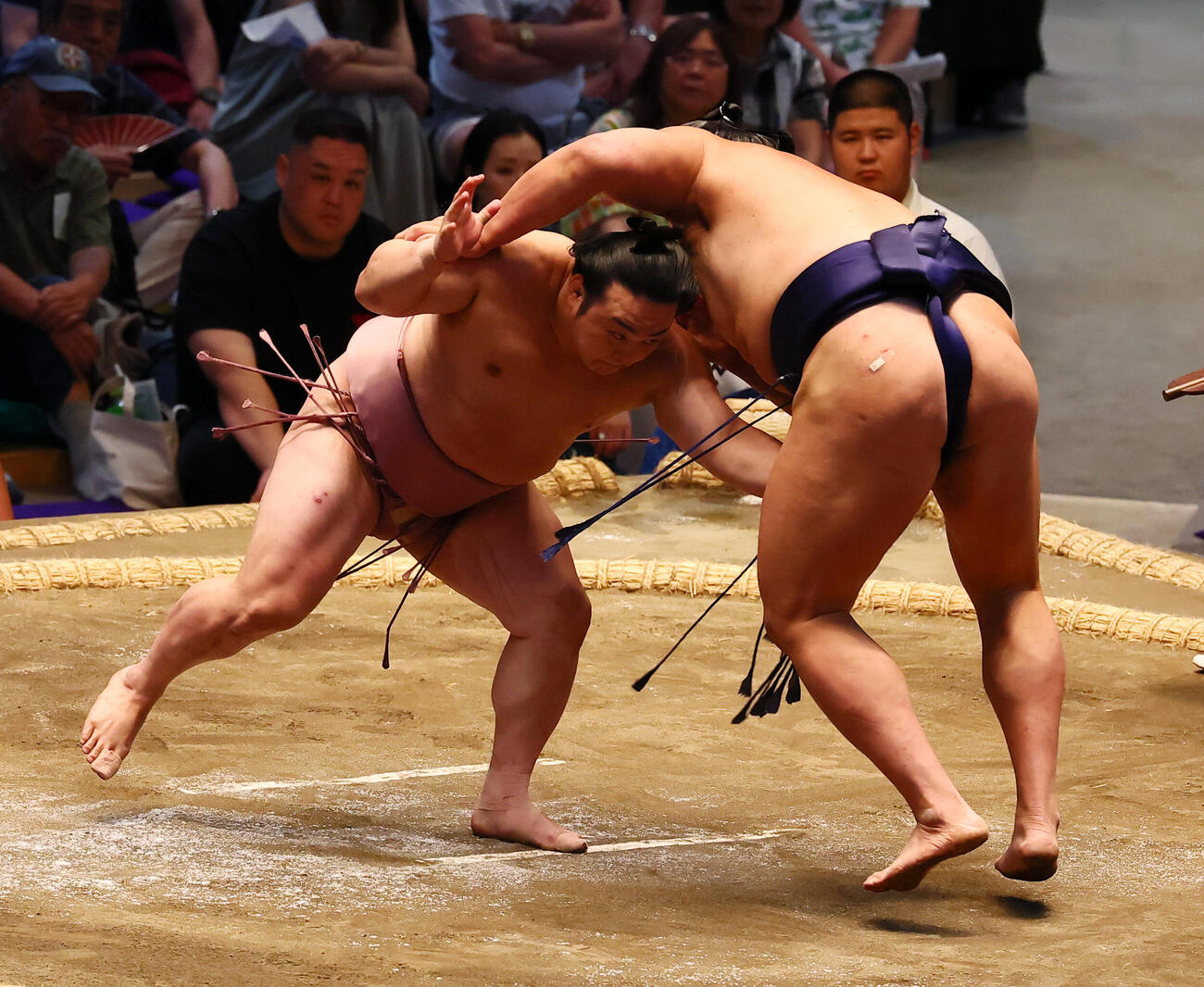 炎鵬（左）は押し出しで羽出山を破る（撮影・加藤哉）