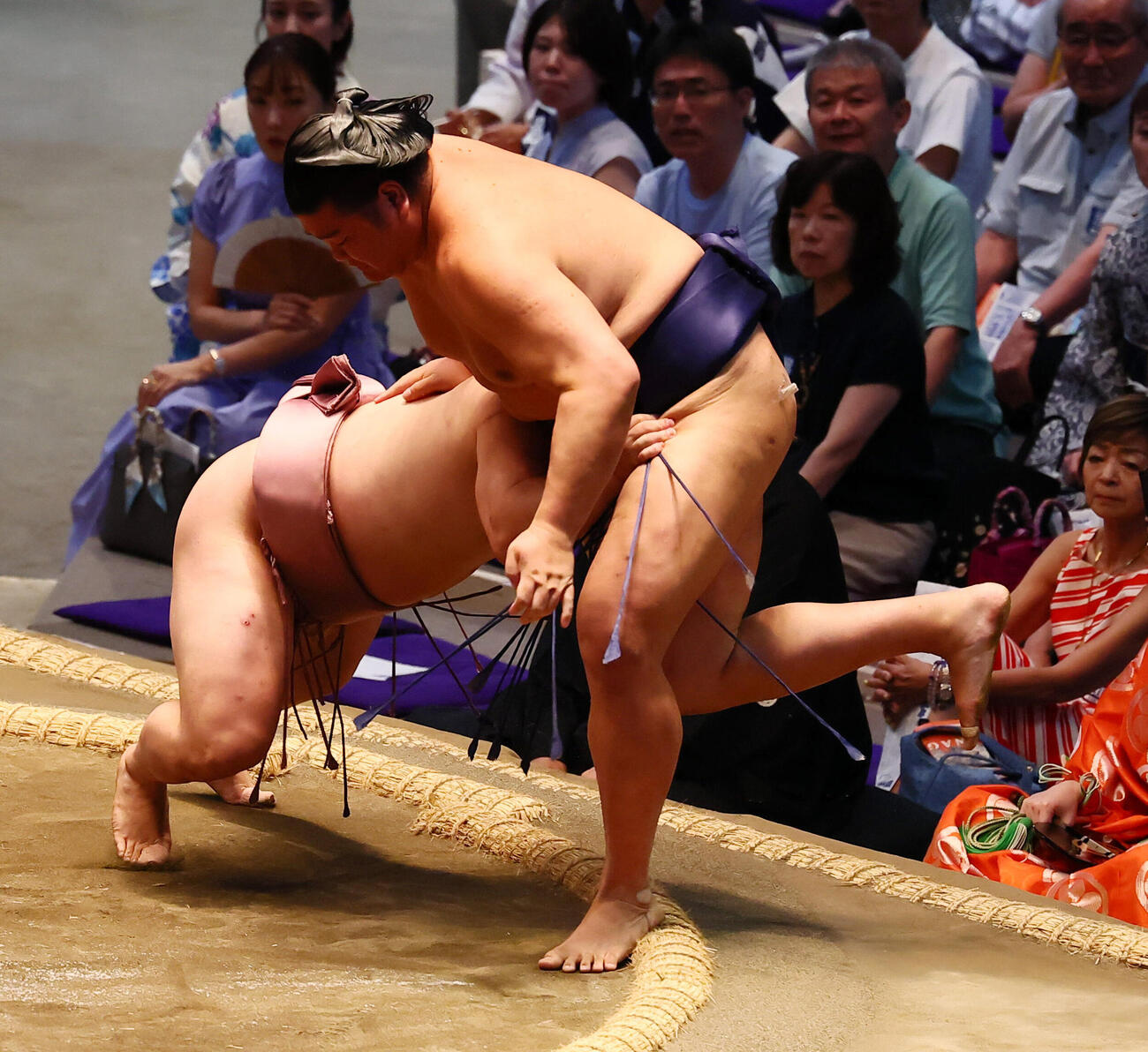 炎鵬（左）は押し出しで羽出山を破る（撮影・加藤哉）