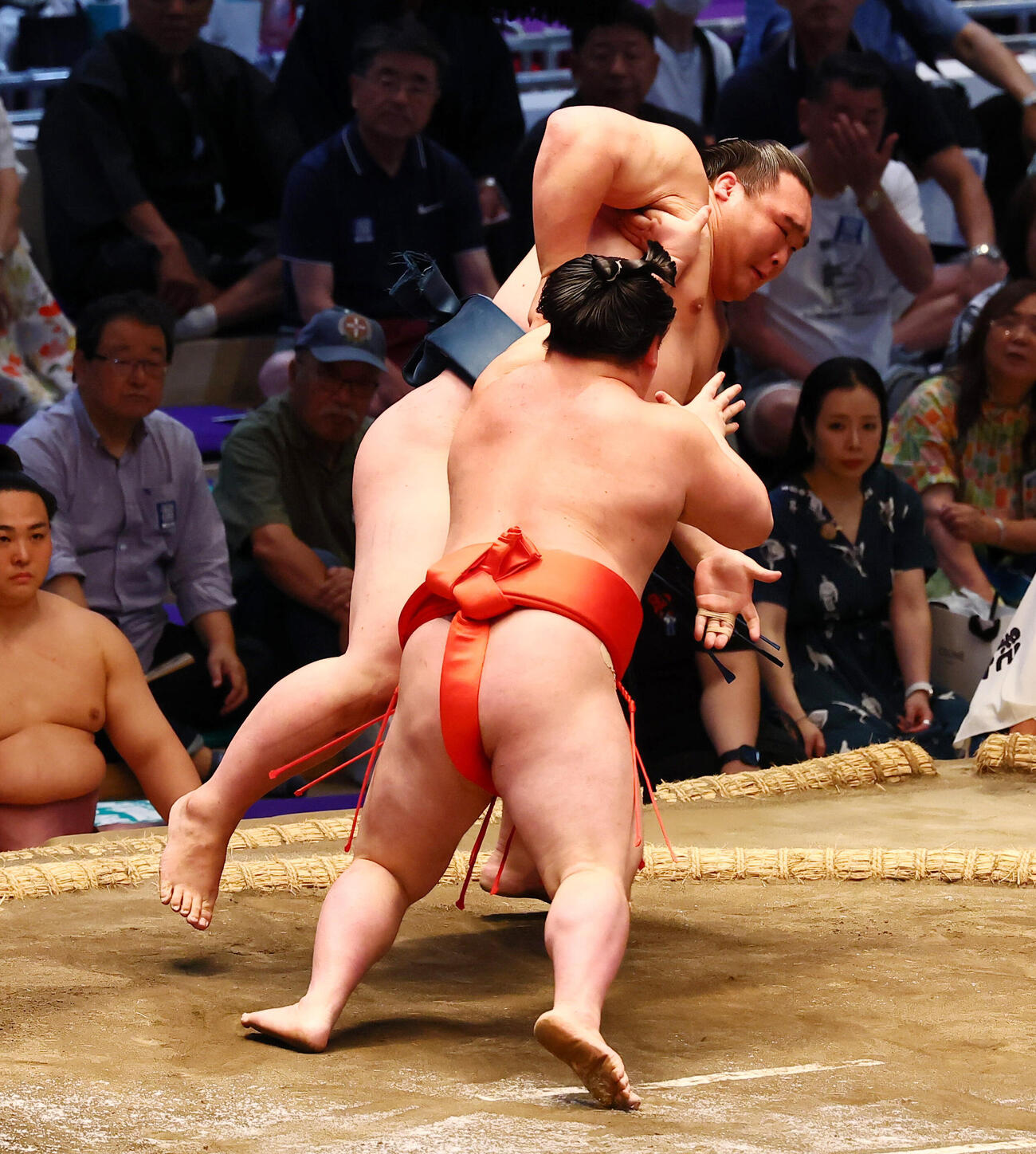 嵐富士は押し出しで白熊（右）を破る（撮影・加藤哉）