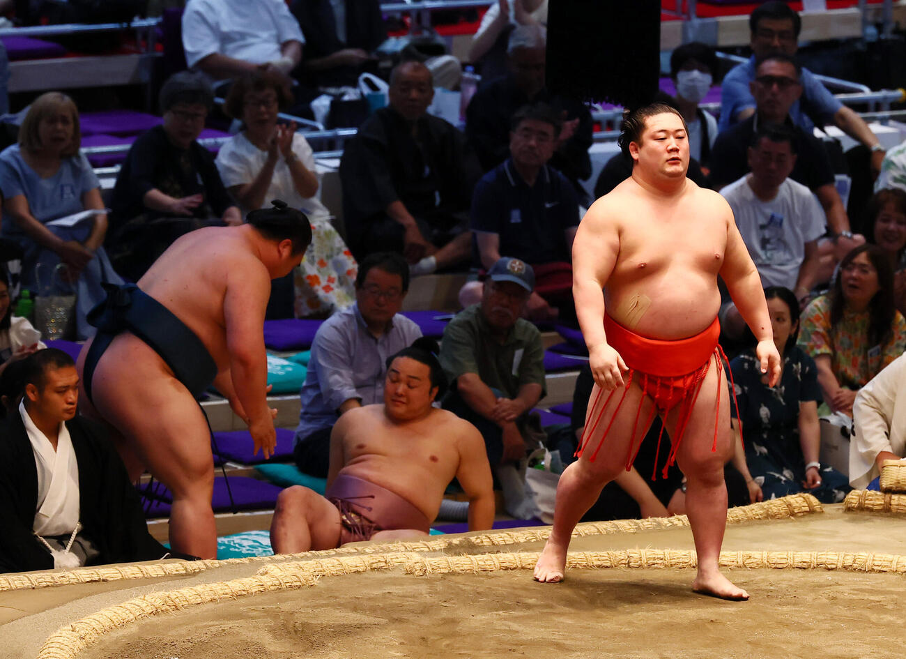 嵐富士（右）は押し出しで白熊を破る（撮影・加藤哉）