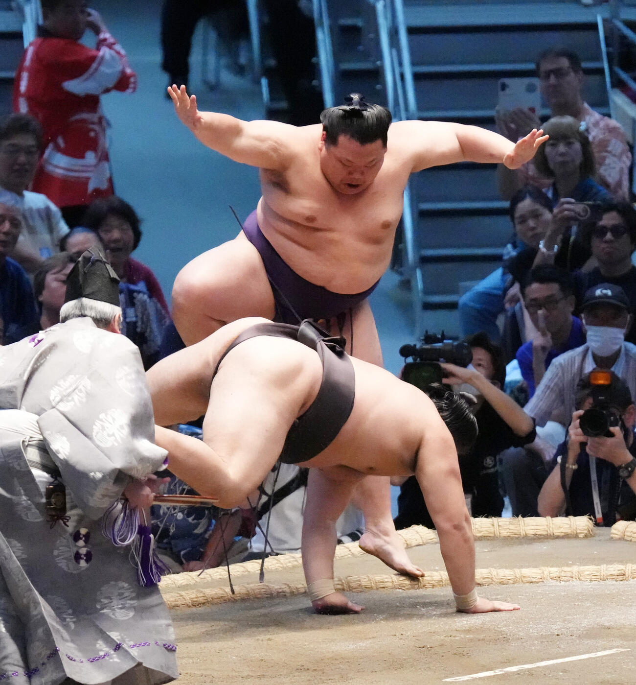 美ノ海（奥）は霧島を突き落としで破る（撮影・森本幸一）