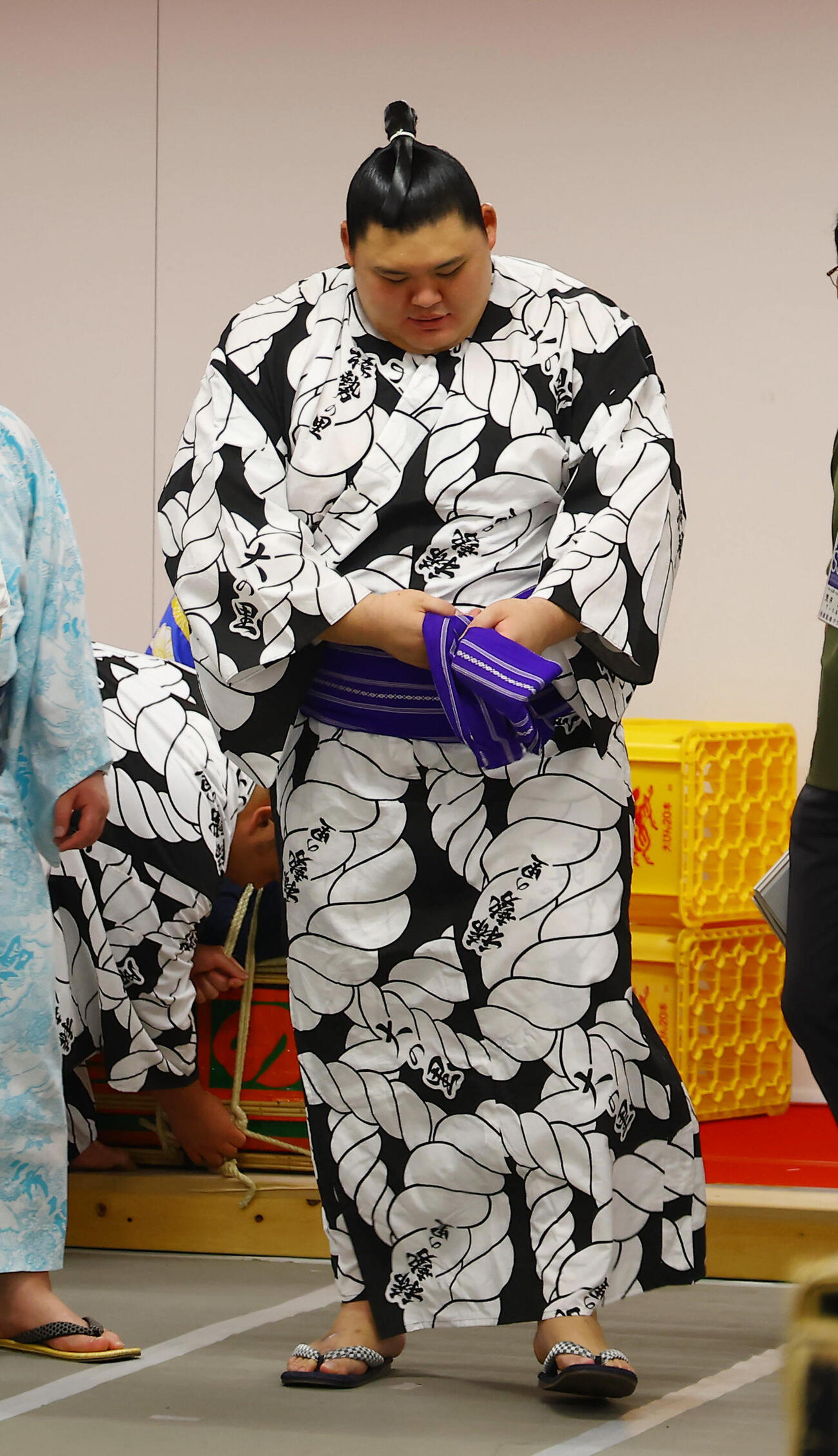 取り組みを終え支度部屋を引き揚げる大の里（代表撮影）
