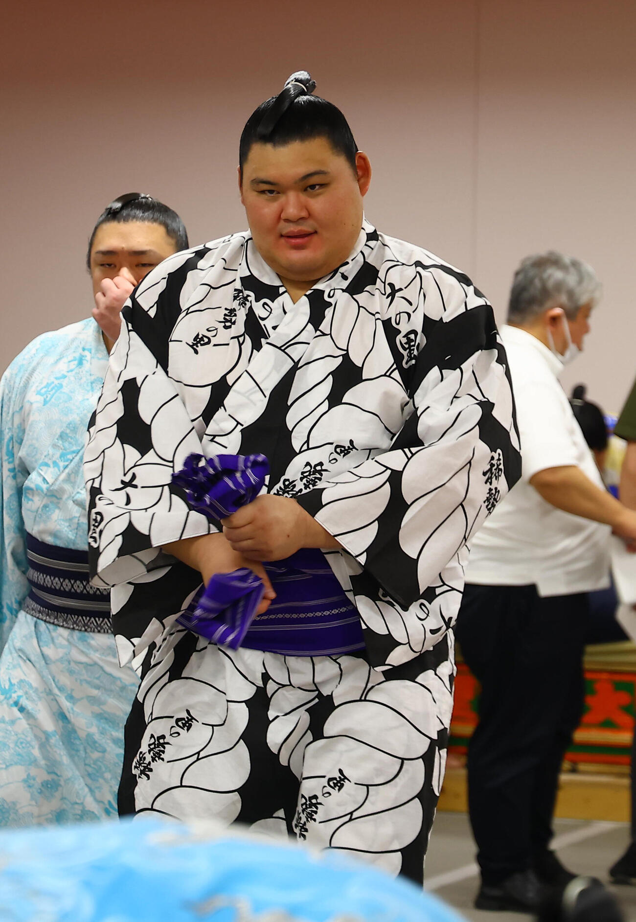 取り組みを終え支度部屋を引き揚げる大の里（代表撮影）