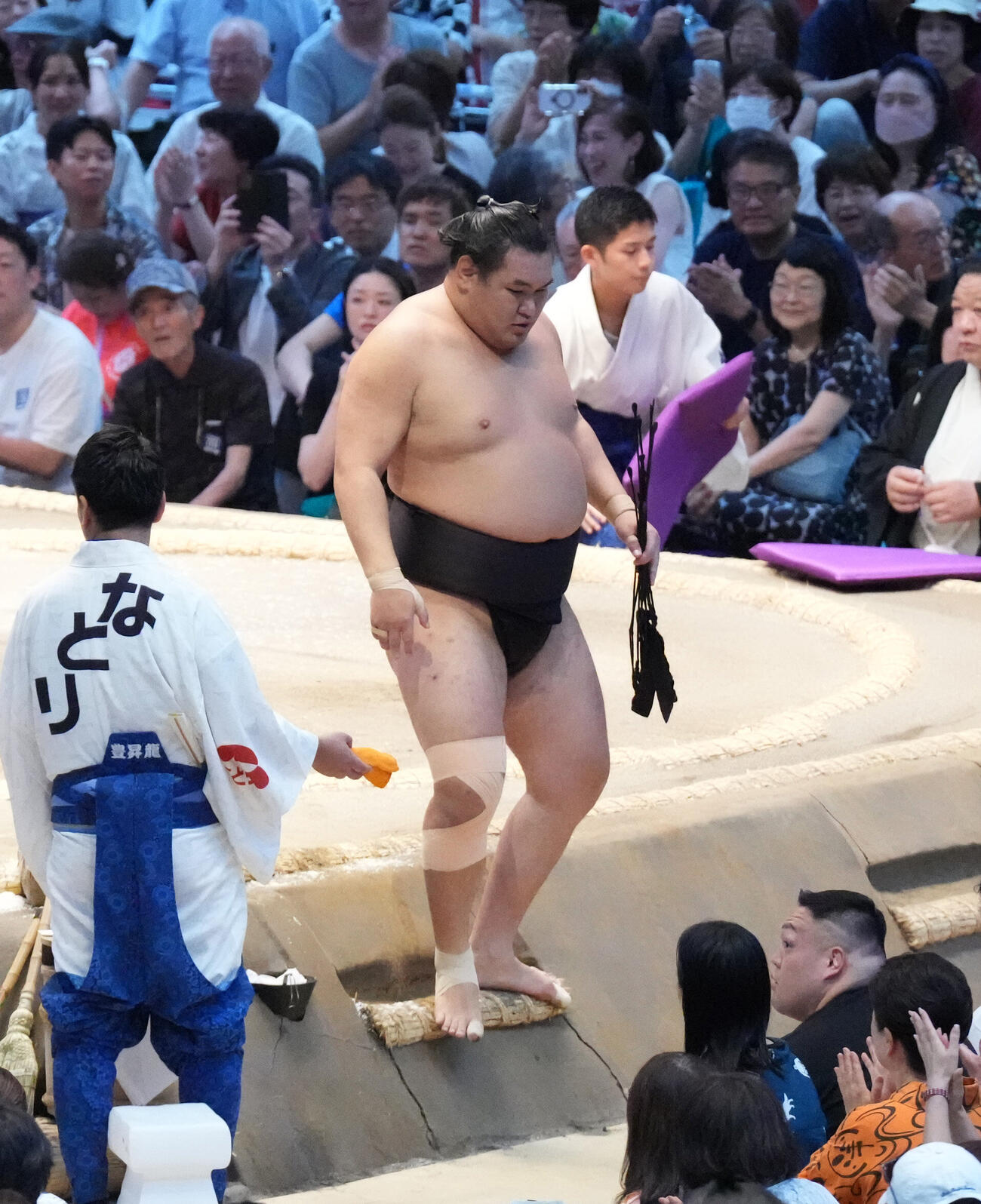 豊昇龍は義ノ富士に寄り切りで敗れ土俵を降りる（撮影・森本幸一）