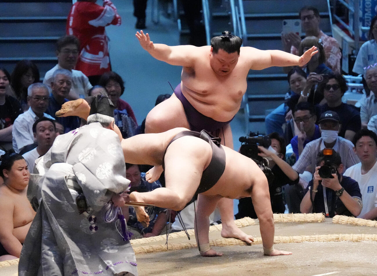 美ノ海（奥）は霧島を突き落としで破る（撮影・森本幸一）
