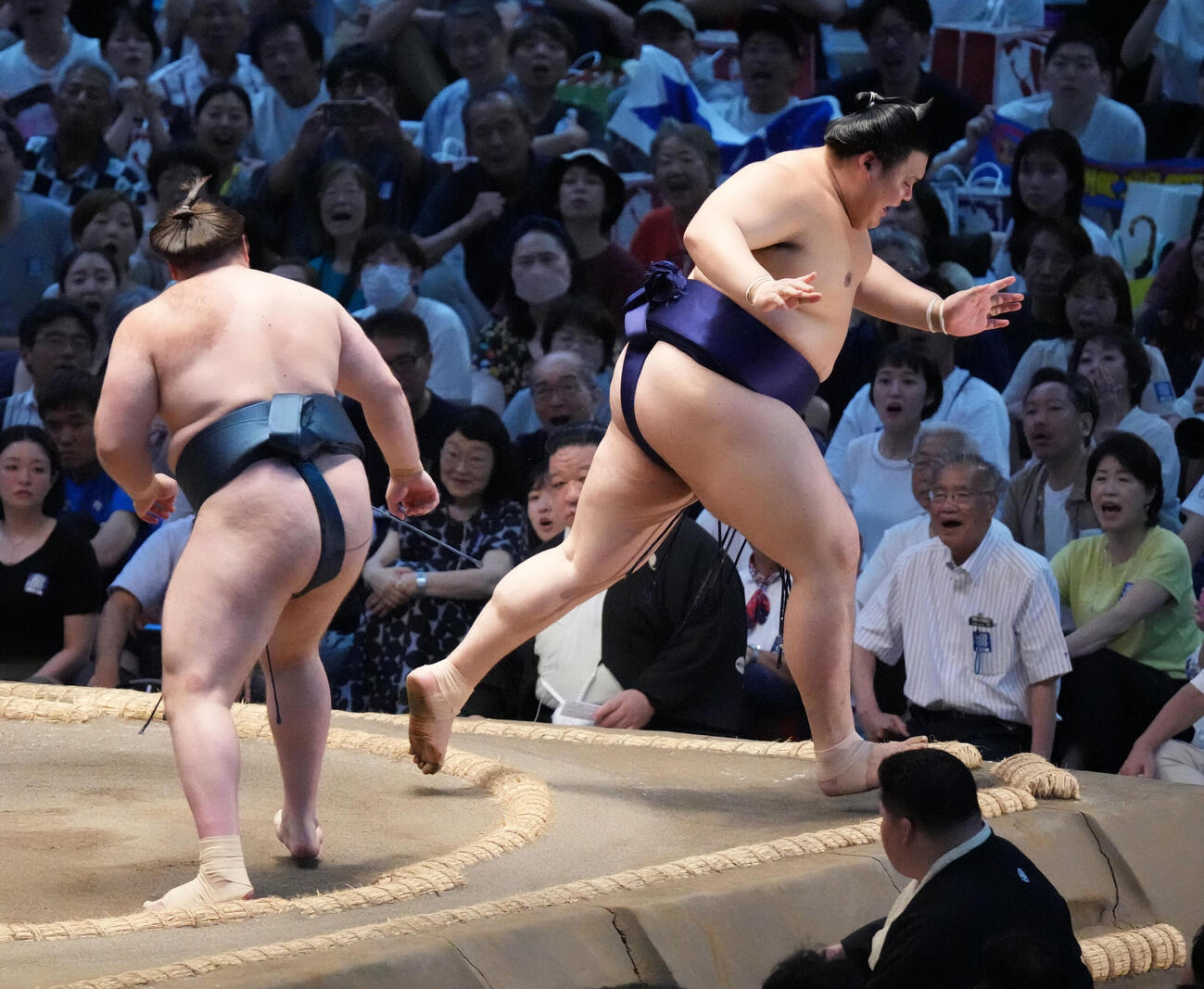 大の里（右）は安青錦に上手出し投げで敗れる（撮影・森本幸一）