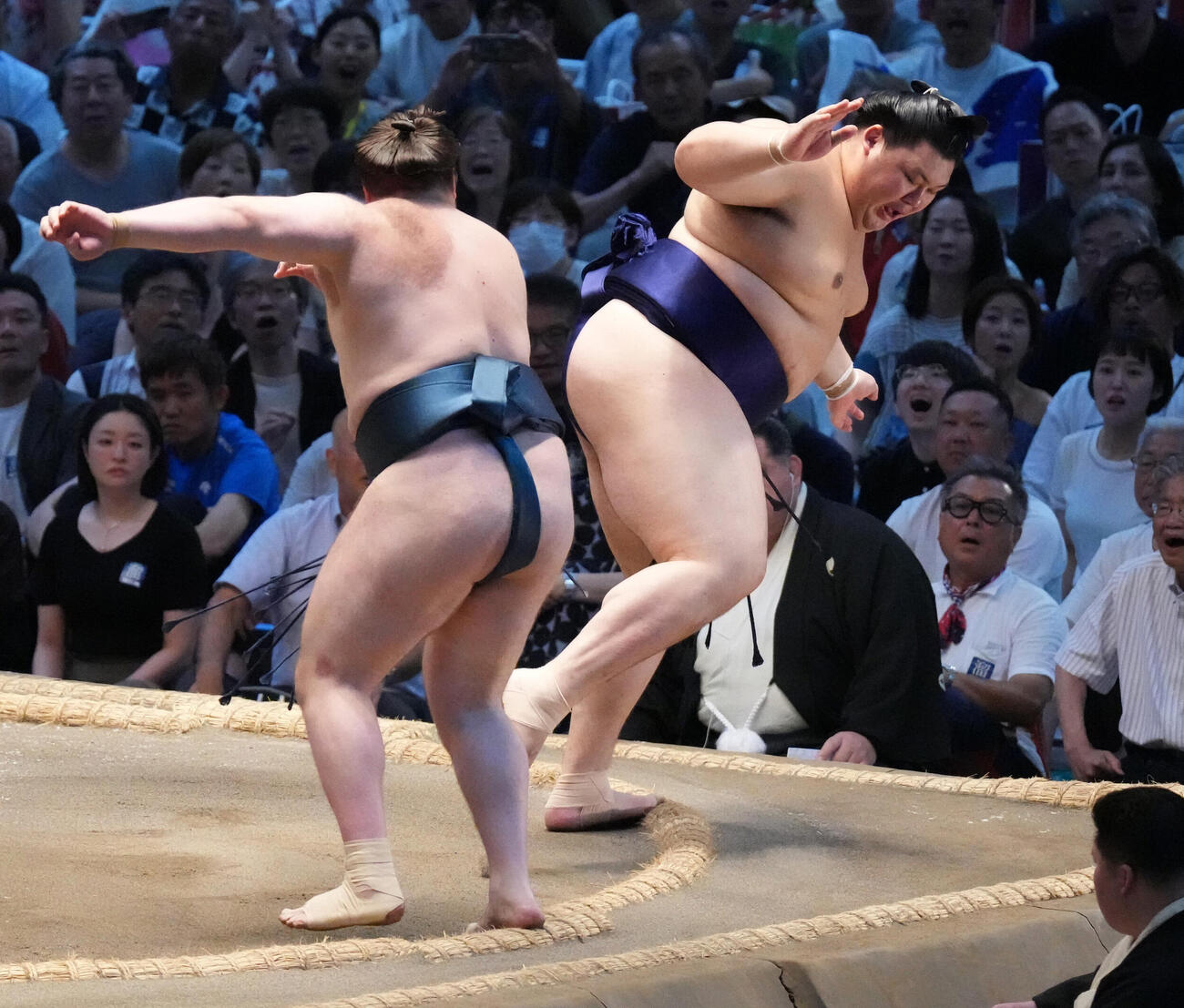 大の里（右）は安青錦に上手出し投げで敗れる（撮影・森本幸一）
