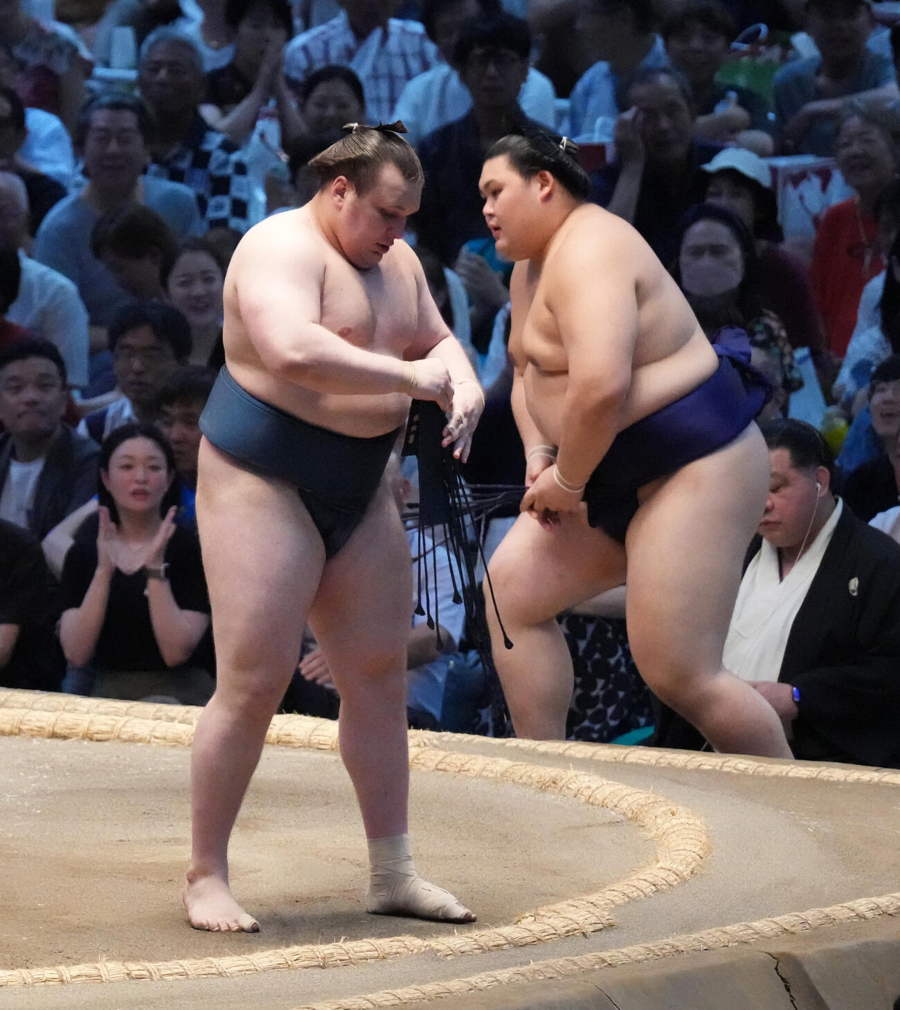 安青錦（左）は大の里を上手出し投げで敗る（撮影・森本幸一）