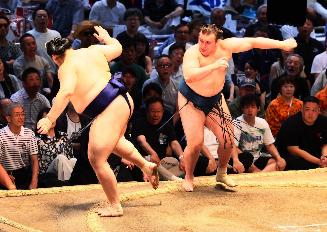 安青錦（右）は上手出し投げで横綱大の里を破る（撮影・加藤哉）