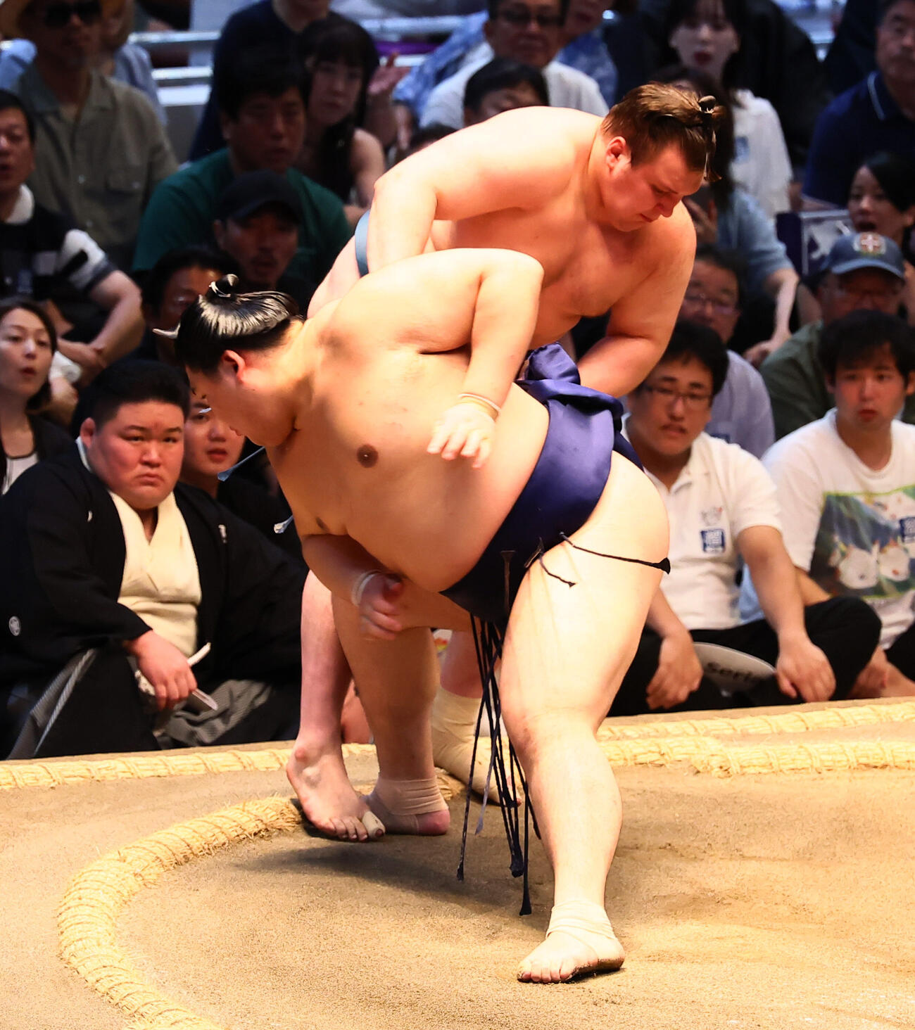 安青錦（右）は上手出し投げで横綱大の里を破る（撮影・加藤哉）