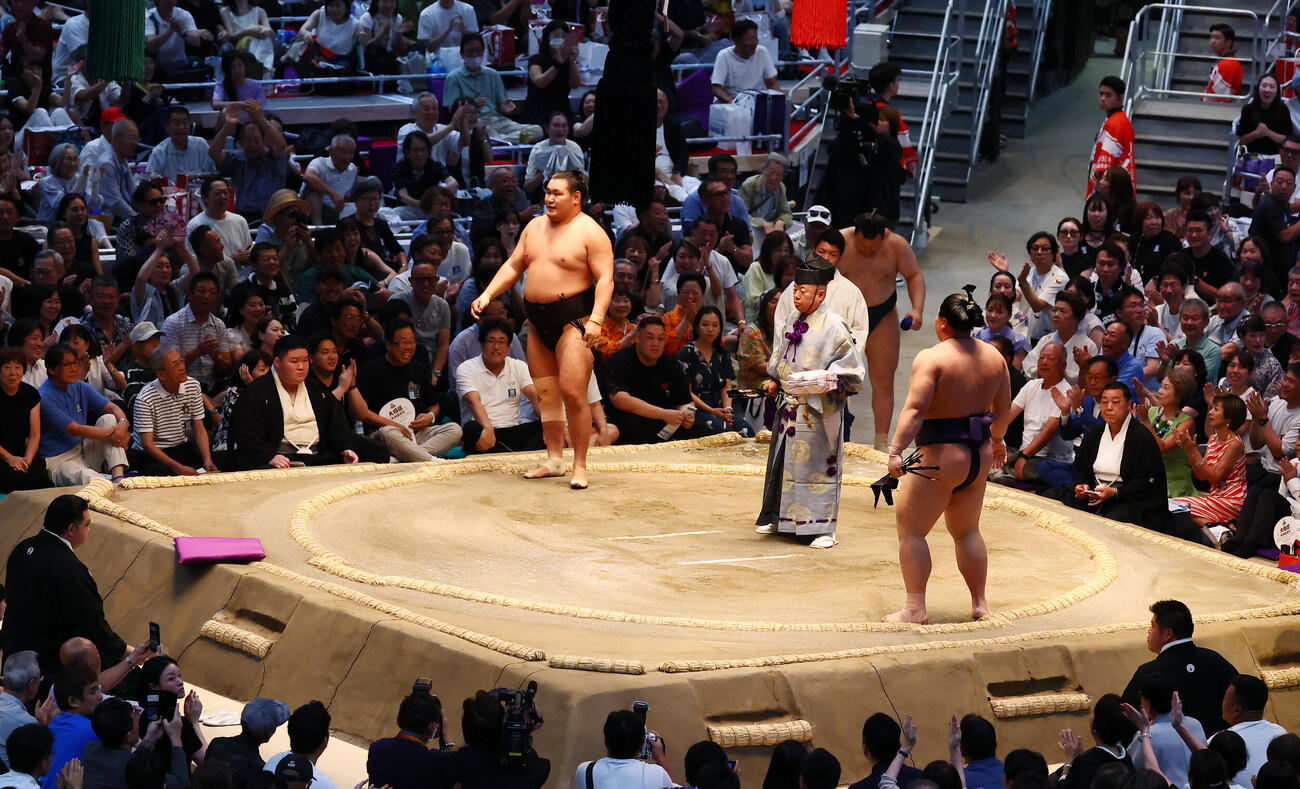 義ノ富士が寄り切りで横綱豊昇龍を破り土俵上に座布団が飛んだ（撮影・加藤哉）